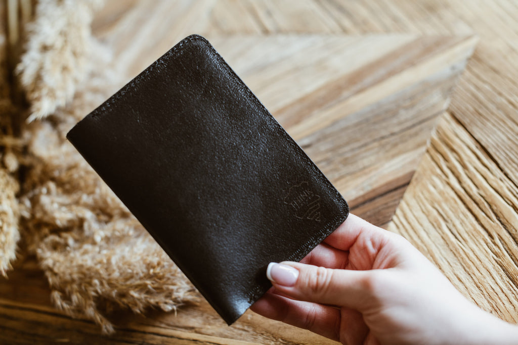 Skórzany portfel paszportowy - czarny